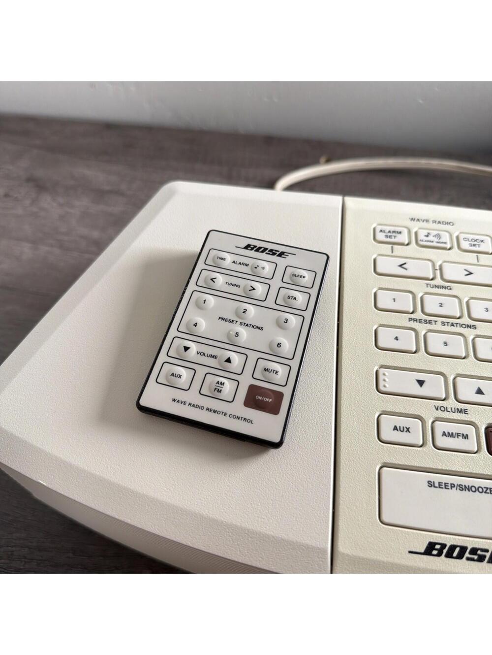 Bose Wave Radio AWR1-1W AM/FM Alarm Clock Works - Remote - White/Cream - Clean! - Picture 2 of 3
